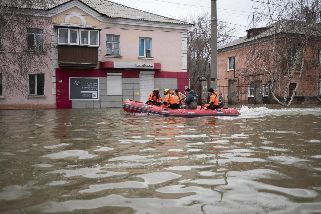 Rusija skęsta: dar du regionai dėl potvynių paskelbė nepaprastąją padėtį
