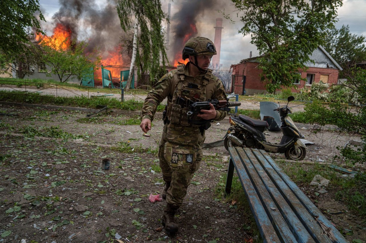 Iš Vovčansko bėgantys ukrainiečiai papasakojo apie rusų taktiką: „Jie – nenormalūs“