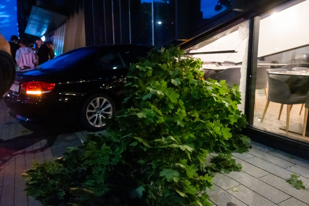Į žinomą Vilniaus vie&scaron;butį rėžėsi BMW: automobilis sulindo iki pusės, gatvėje pabiro restorano stiklai
