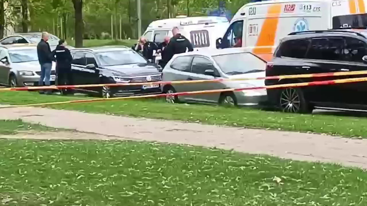 Didžiulis tarnybų sujudimas, šūvis ir aplinkinių panika Vilniuje: negyvas žmogus automobilyje