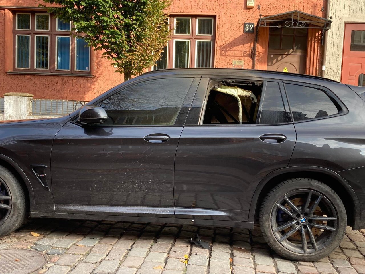 Vyro nužudymu įtariama Klaipėdos verslininkė tapo taikiniu: padegtas prabangus BMW, kėsintasi į įmonės biurą