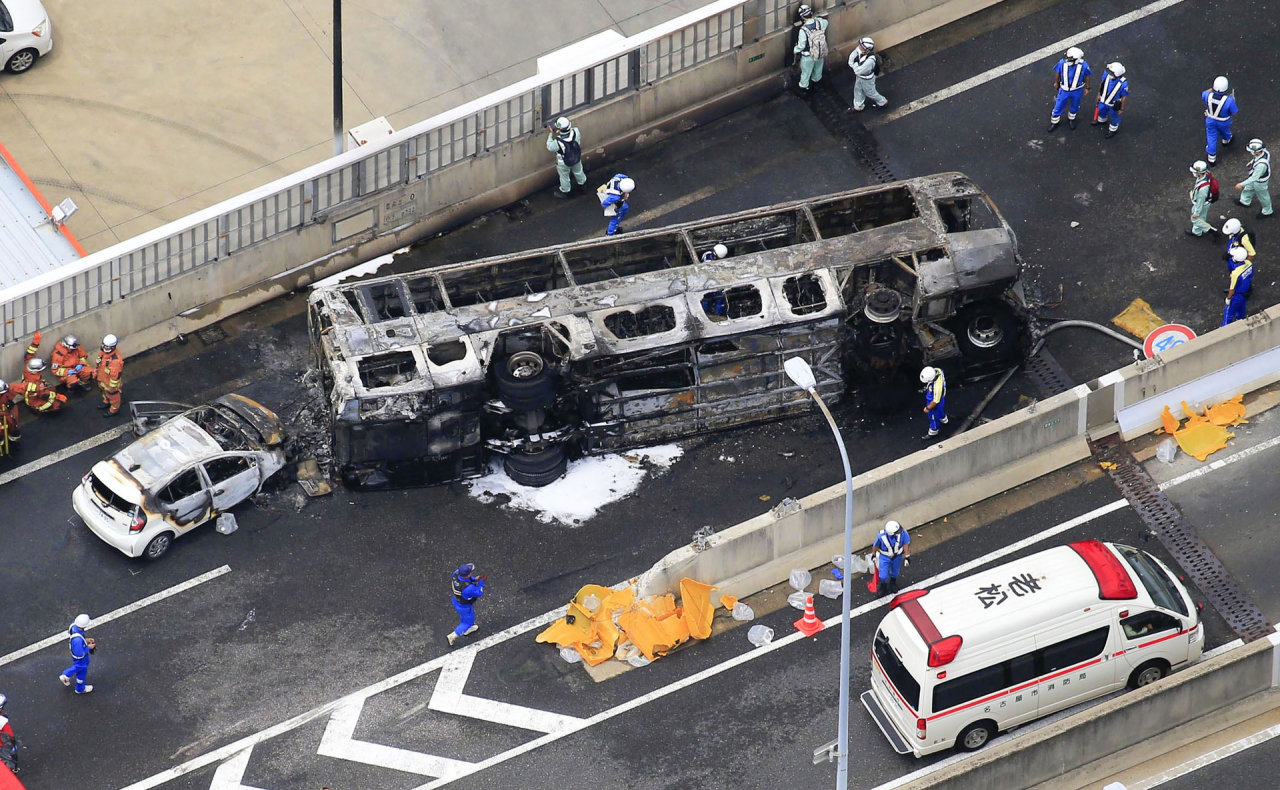 Japonijos greitkelyje per avariją užsiliepsnojus autobusui žuvo 2 žmonės, 7 – sužeisti