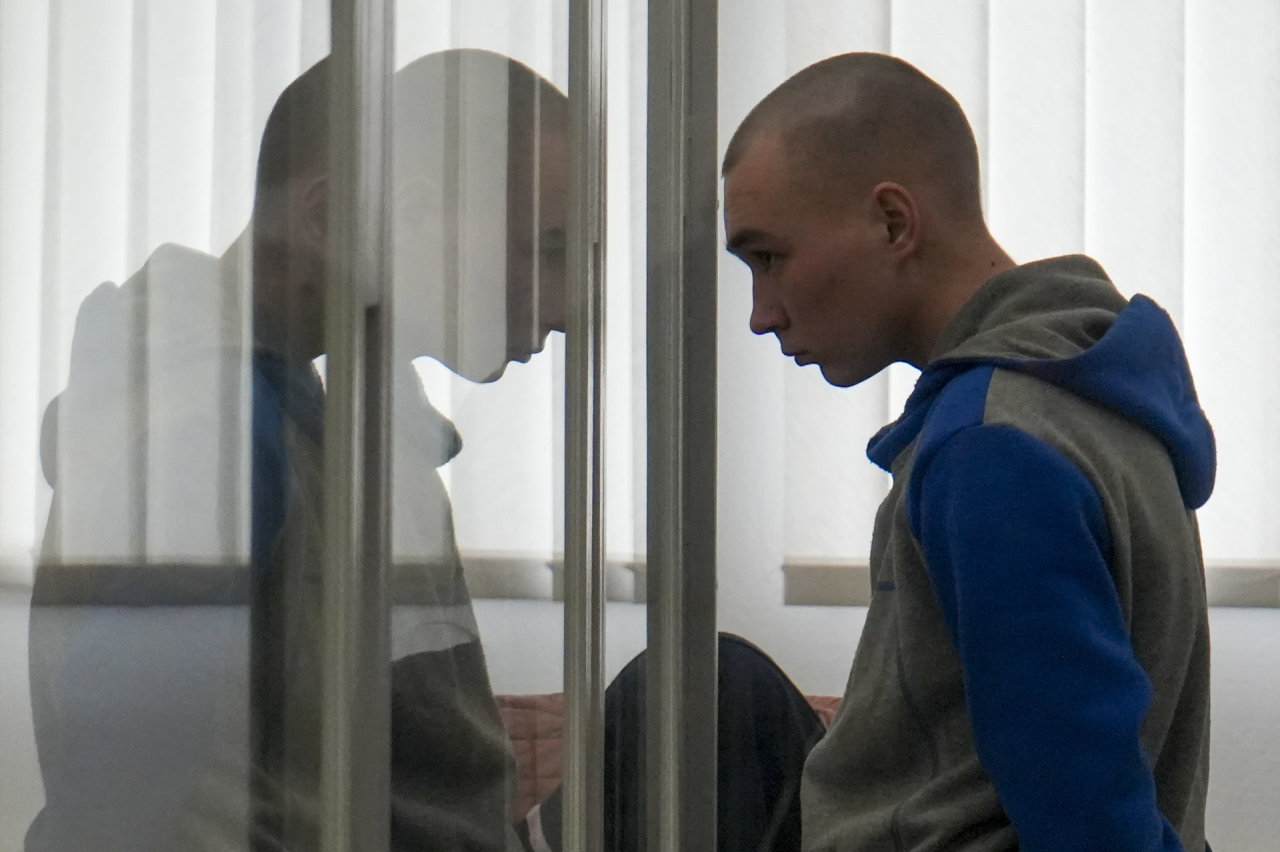 Advokatas Kyjivo karo nusikaltimų teismo prašo išteisinti rusų karį