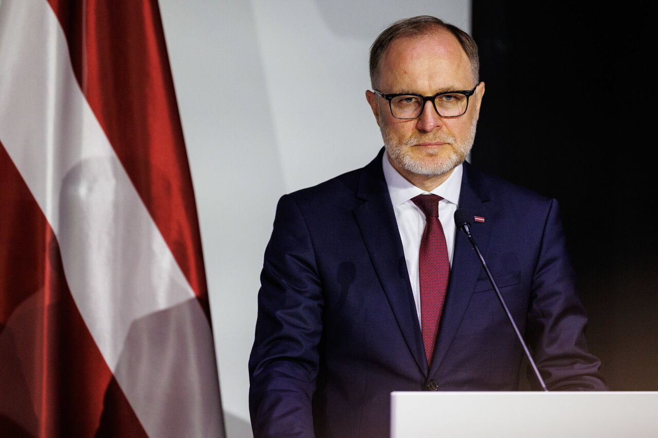 Latvijos gynybos ministras atsistatydino po to, kai Ukrainos dronai pataikė į naftos saugyklas