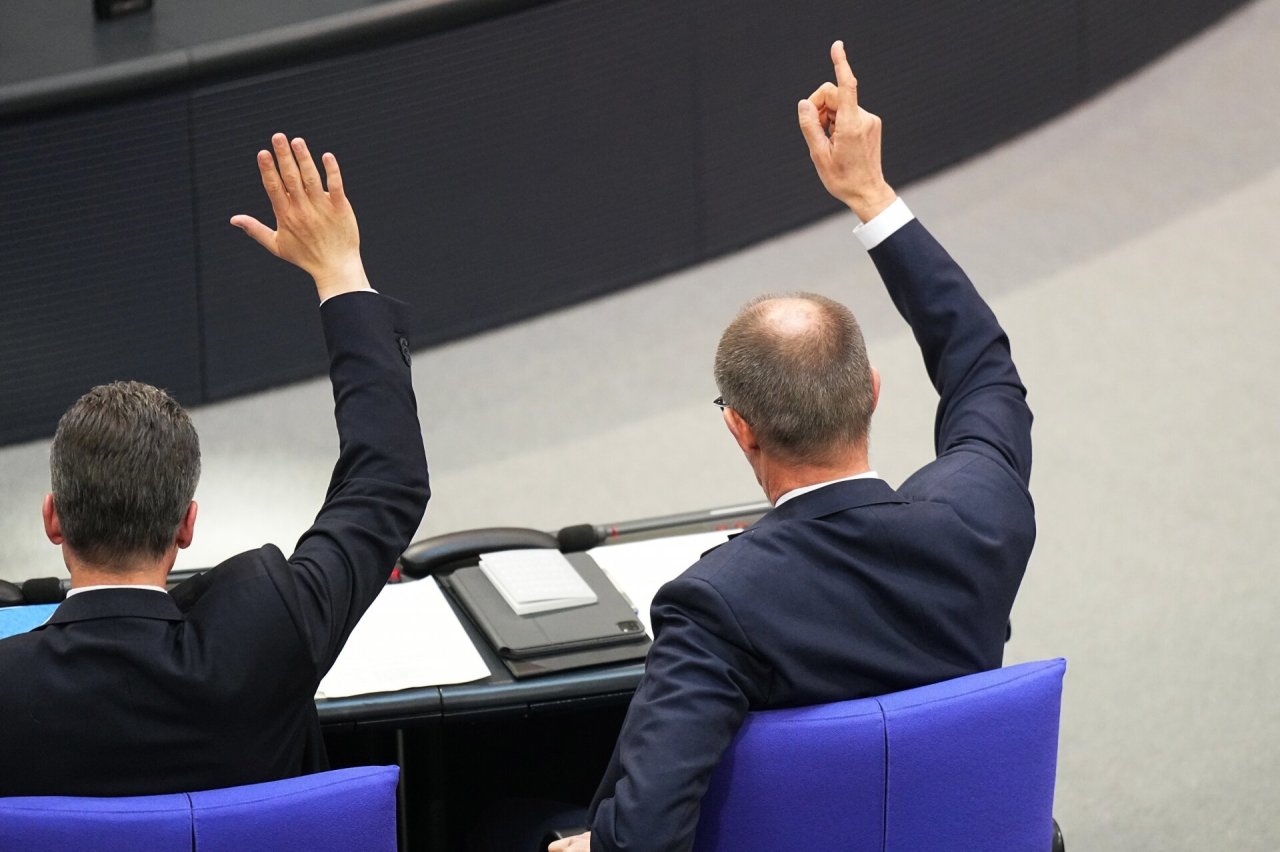 Vokietijos parlamentarai patvirtino didžiulį išlaidų gynybai ir infrastruktūrai paketą