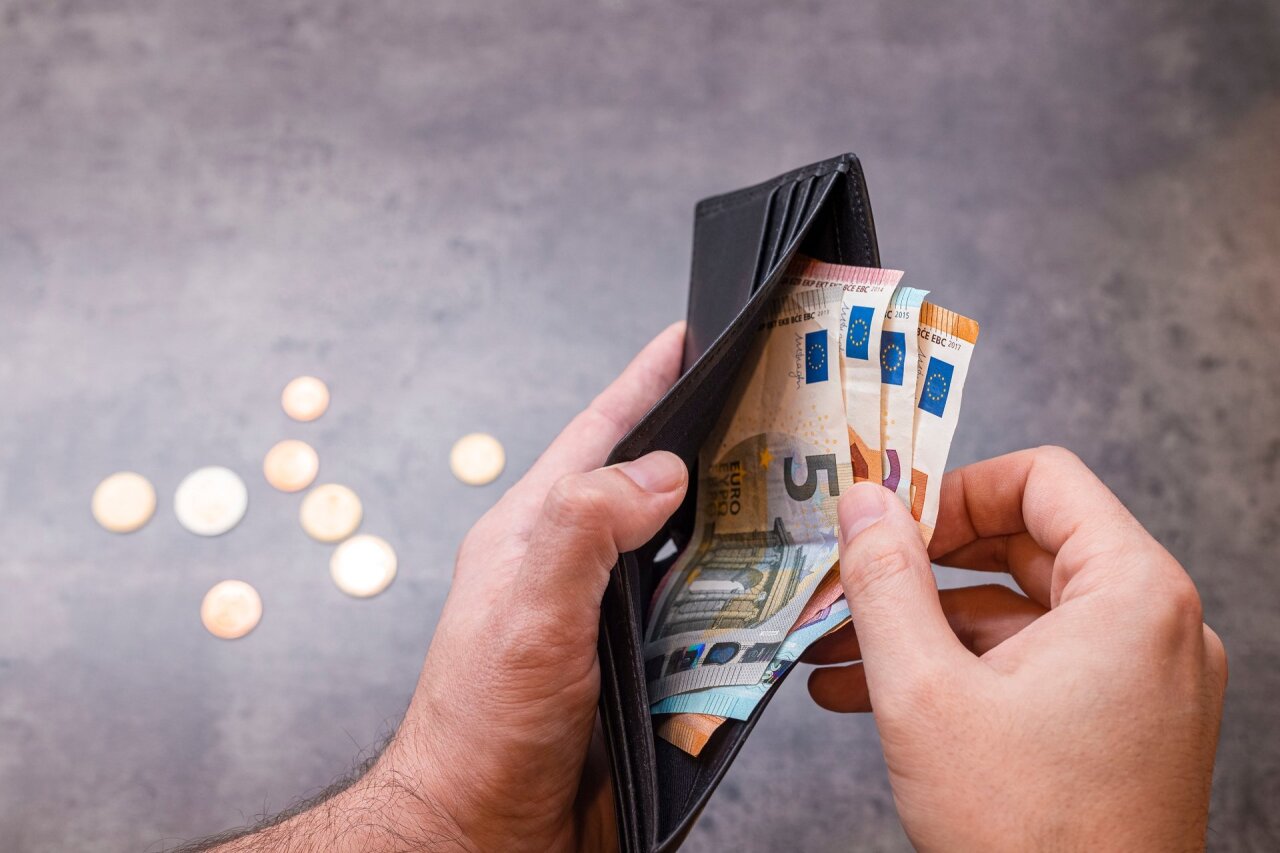 Kainos auga, o atlyginimai netenkina: kas antras darbuotojas mano nusipelnęs didesnės algos