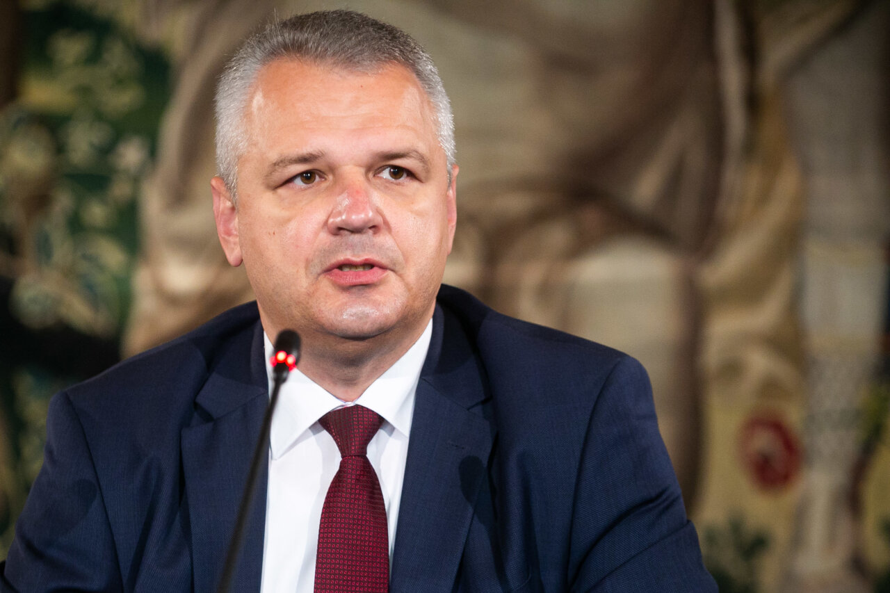 Po pavie&scaron;intos informacijos apie mokymus VDU nu&scaron;alino Vigilijų Jukną ir sudarė tyrimo komisiją