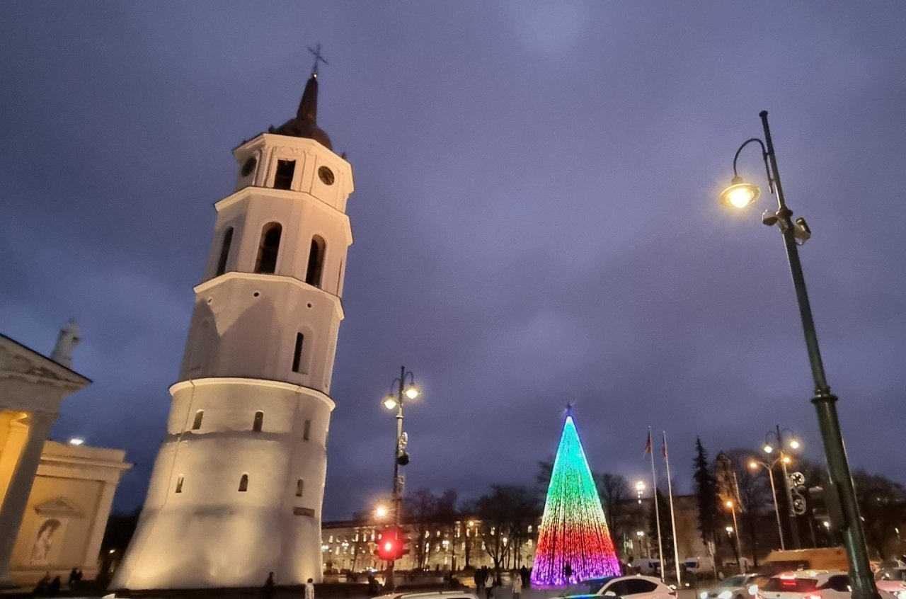 Žvilgsnis lyg pro rakto skylutę: tokia šiemet bus Vilniaus Kalėdų eglė