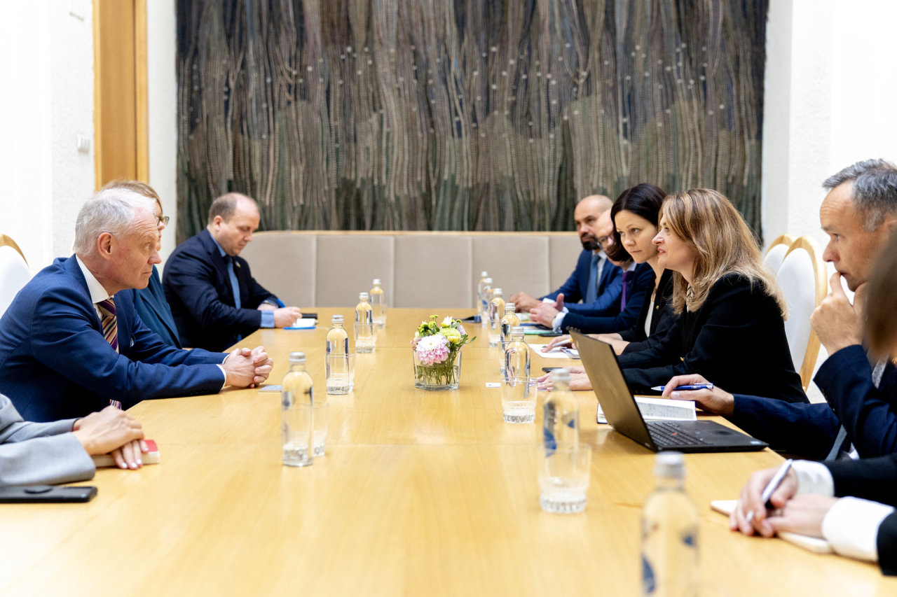 Vyriausybės kanclerė aptarė paramą Ukrainos atstatymui ir eurointegracijai su Europos Komisijos atstovu G.J.Koopmanu