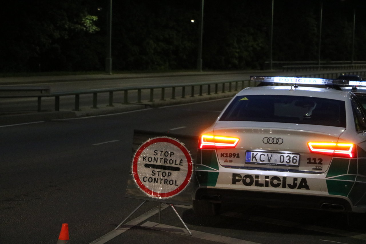 „Mercedes-Benz“ vairuotojas „švęsti“ bandė išvakarėse: Girionių kaime įpūtė kone 3,5 prom.