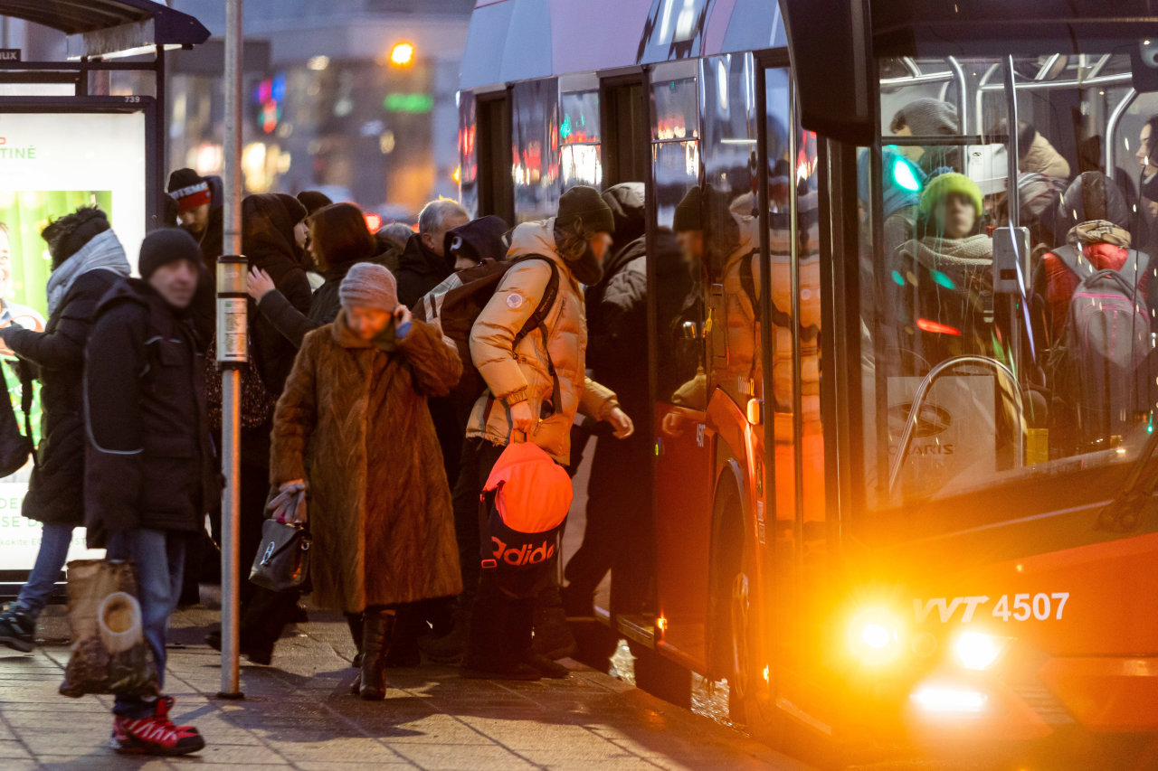 Įspėjimas keleiviams: streikas tęsiasi, penktadienio vakarą autobusų Vilniuje dar mažiau