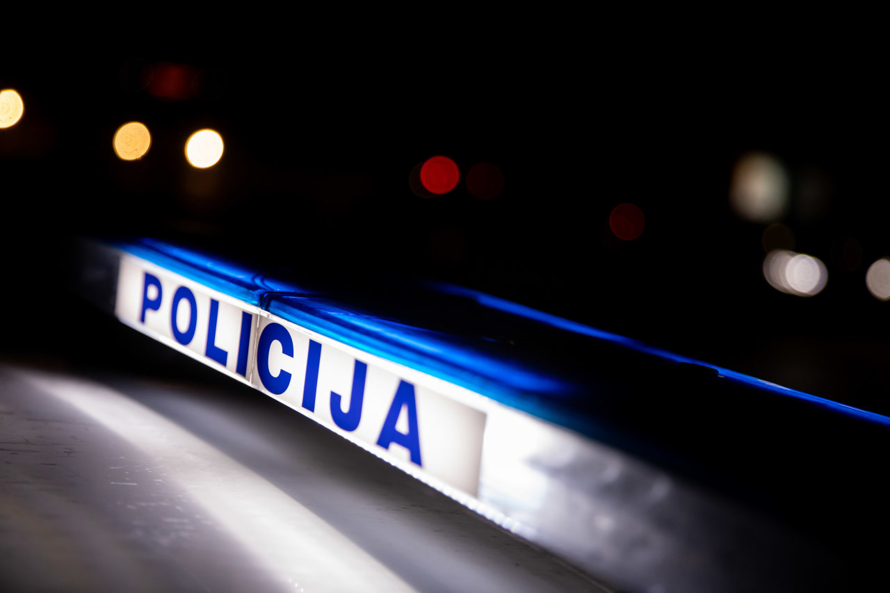 Varėnos rajone automobilis pervažiavo ir mirtinai sužalojo ant kelio gulėjusį vyrą