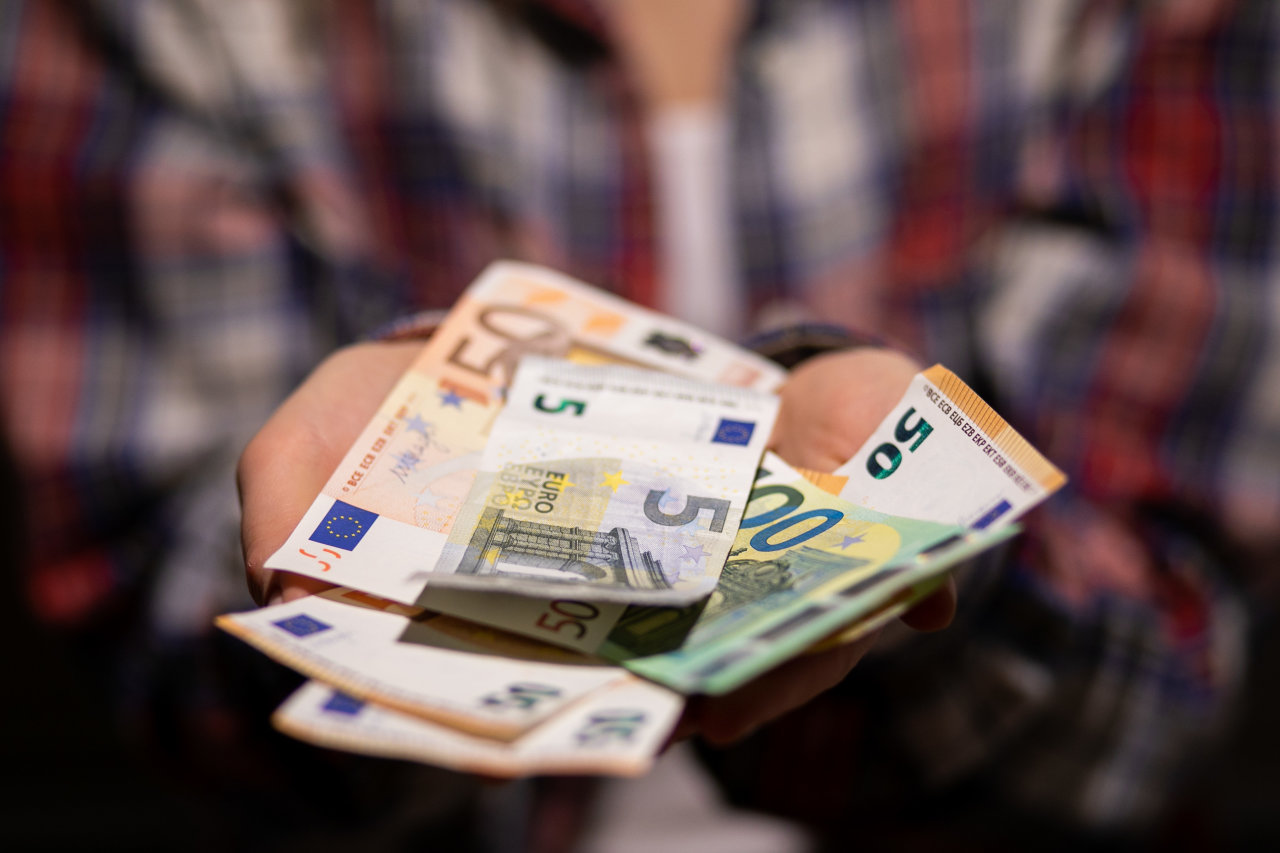 Банк Литвы: минимальная месячная зарплата в 2023 году может увеличиться до 868 евро