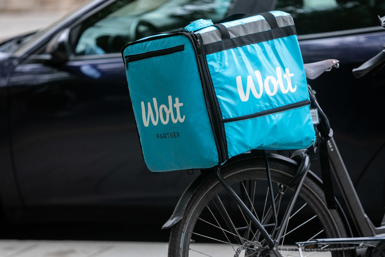 Spontaniškas „Wolt“ kurjerių susirinkimas: po avarijos Vilniuje kolegos rinkosi palaikyti sužeistojo