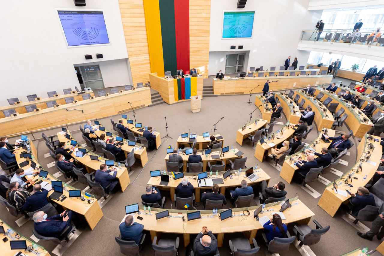 Dėl valstybės tarnybos pertvarkos pirmadienį planuojama šaukti nenumatytą Seimo posėdį