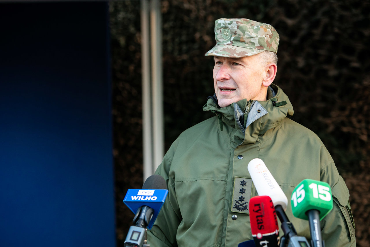 Lietuvos kariuomenės vadas su NATO kolegomis tariasi dėl įtampos prie Ukrainos sienos