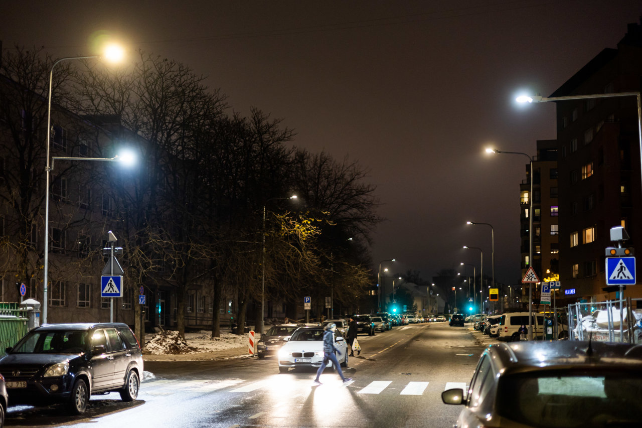 Vilniuje gatvių žibintai naktį šviečia gerokai mažiau – taip tikimasi sutaupyti milijonus