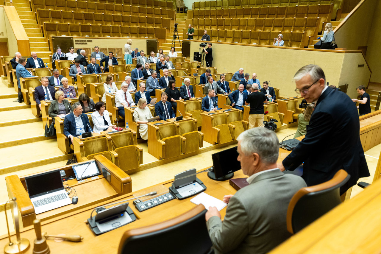 Valdančiųjų ir opozicijos derybos kol kas bevaisės, opozicija sužlugdė Seimo posėdį