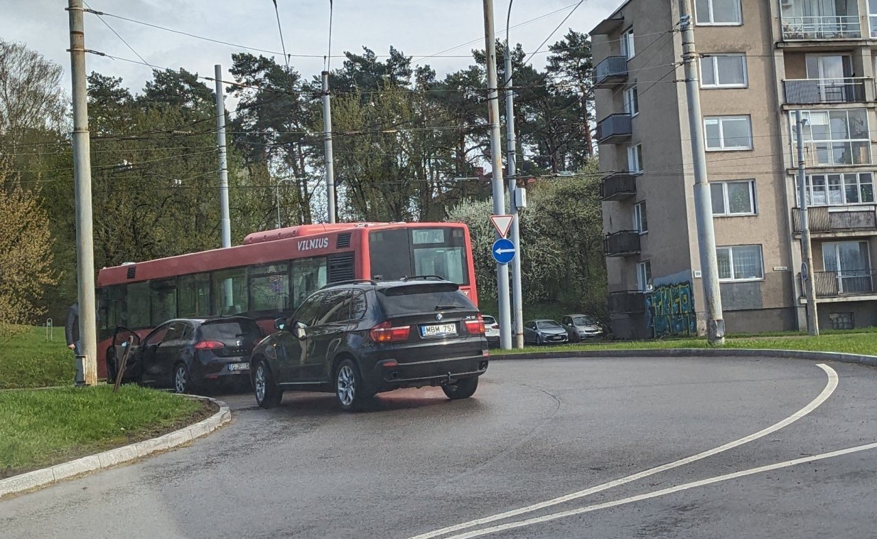 Dėl smulkios avarijos sustojo autobusų bei troleibusų eismas Vilniaus Antakalnyje