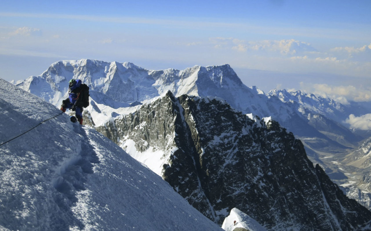 Evereste – žuvusiųjų kapinynas: kodėl šimtai alpinistų šį pavasarį keliauja į „mirties zoną“?