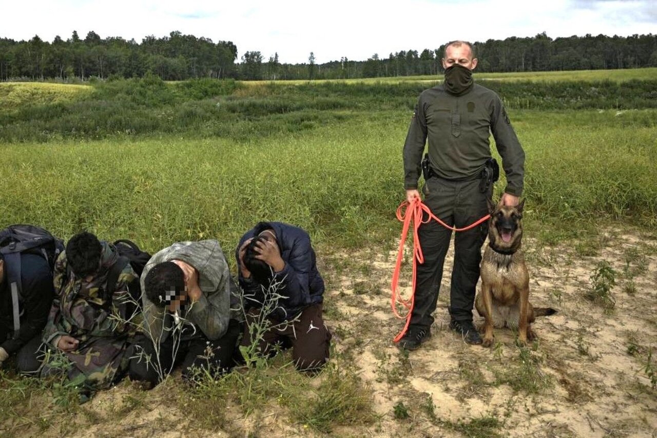 Lietuvos pareigūnas 27 km persekiojo įtariamųjų migrantų grupę: pėdsakais vedė Moka