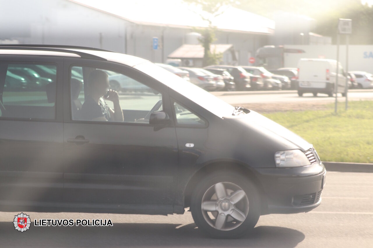 Policija tikrino, ar vairuotojai rankomis nesinaudoja telefonais: paaiškėjo, kad naudojasi