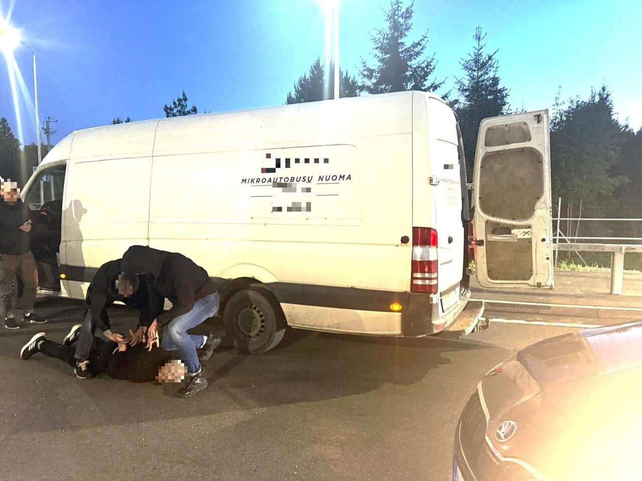 Naujas smūgis kontrabandininkams: brangus krovinys ir dar vienas pareigūnas tarp 8 įtariamųjų