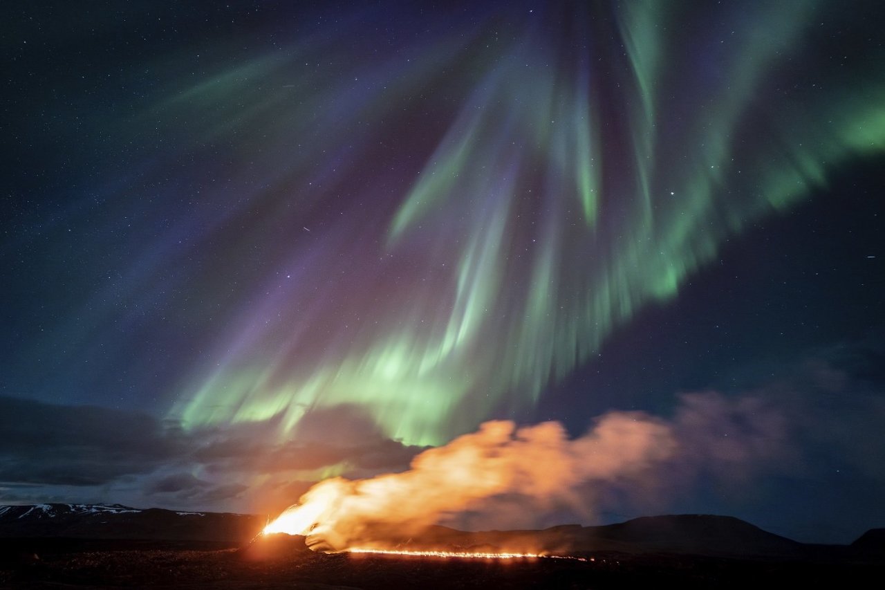 Šiaurės pašvaistė žaliai nudažė dangų virš Islandijos ugnikalnio