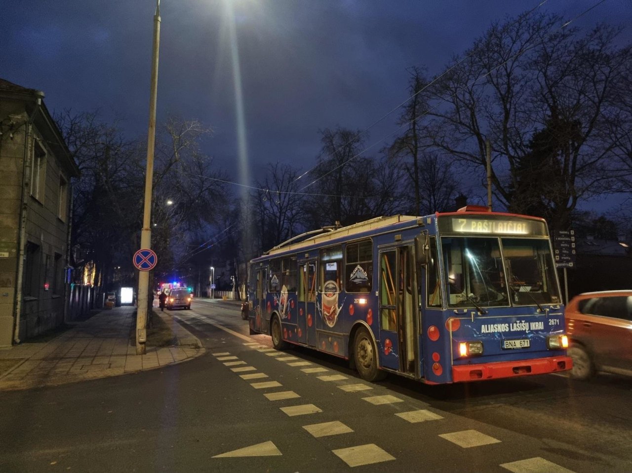 Prabilo Vilniuje iš troleibuso iškritęs vyras: keleivio ir vairuotojo versijos skiriasi