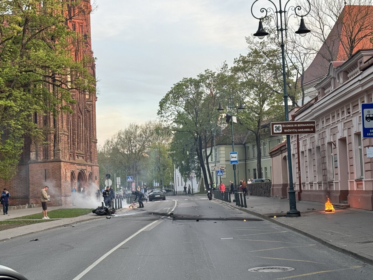 Prie Vilniaus architektūros šedevro – ugningas „Porsche“ ir motociklo susidūrimas