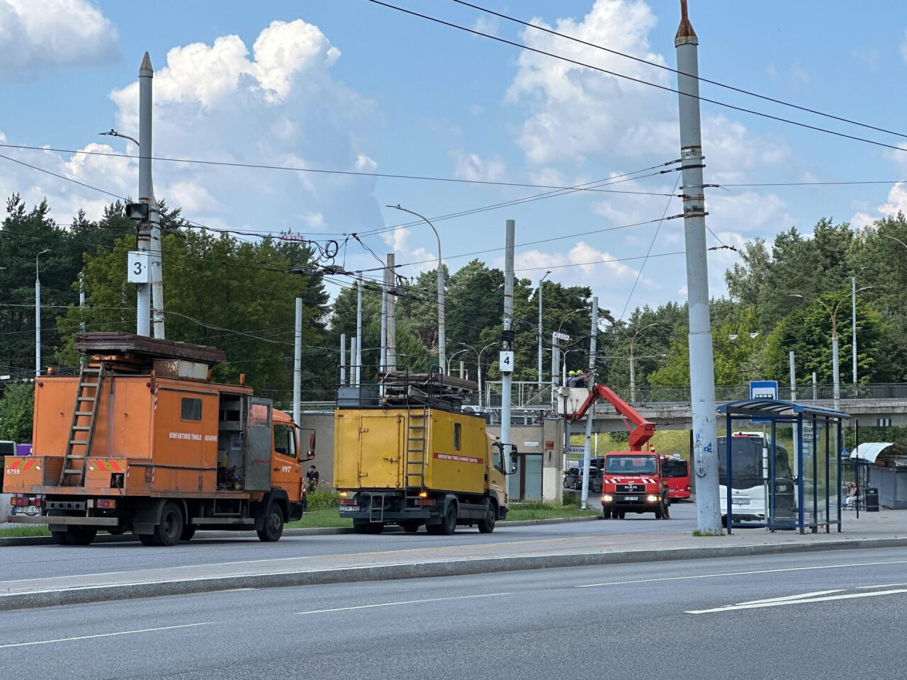 Prispaustų ar sužeistų nebuvo: autobusas nuvertė stulpą, nutraukė laidus, sutrikdė grafikus