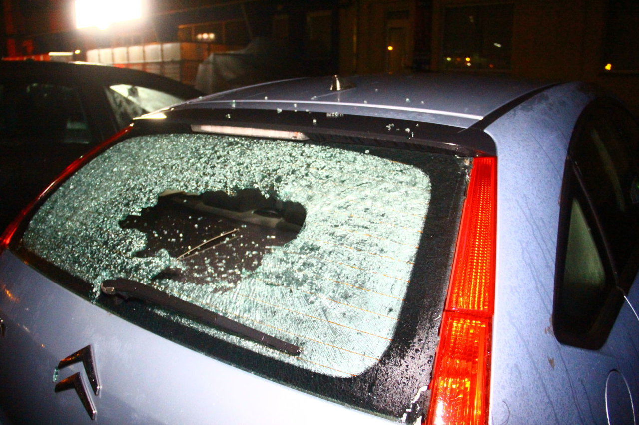 Išpuolis Kalvarijos savivaldybėje – išdaužti 4 namo langai ir mašinos stiklas
