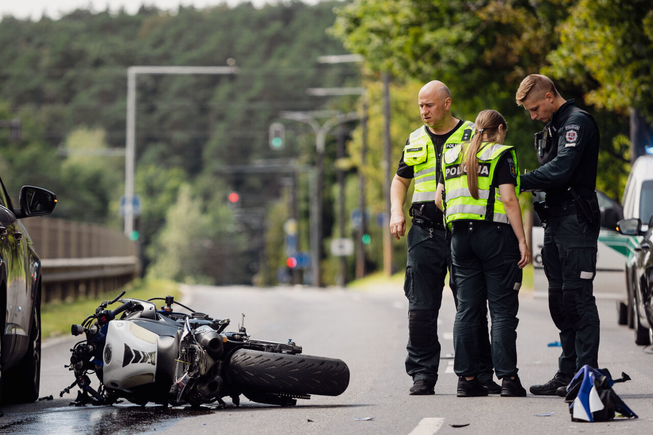 Nelaimė Aleksote: motociklininkas partrenkė paauglį, šis atsidūrė ligoninėje