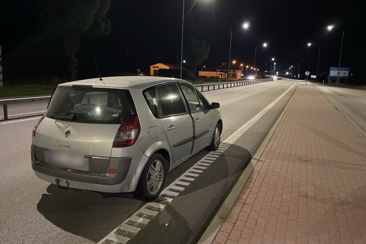 „Renault“ ekipažo abrakadabra: bėdos ir dėl numerių, ir dėl Šengeno erdvės pažeidimų