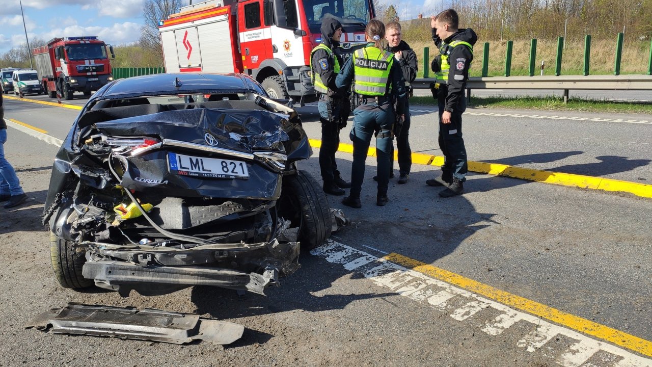 Prie Kauno susidūrė 4 automobiliai: yra sužeistų, eismas atnaujintas