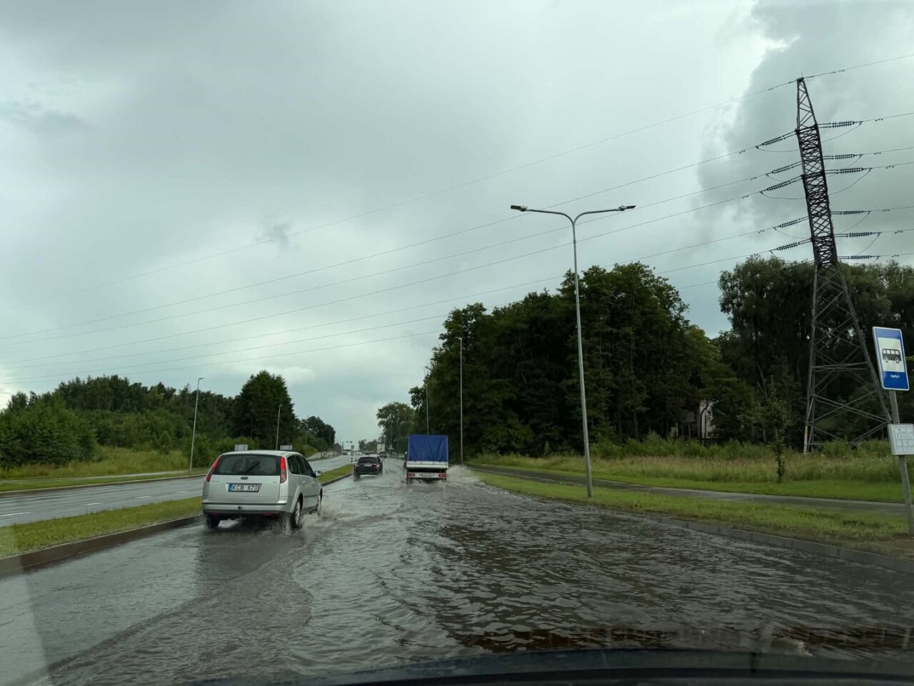 Per Klaipėdą šniokščia liūtys: gatvės tiesiog plaukia