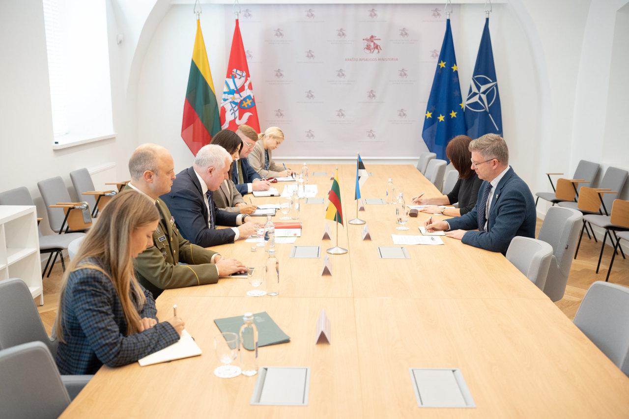 A.Anušauskas su Estijos ambasadoriumi aptarė paramą Ukrainai: raginame jungtis prie išminavimo koalicijos