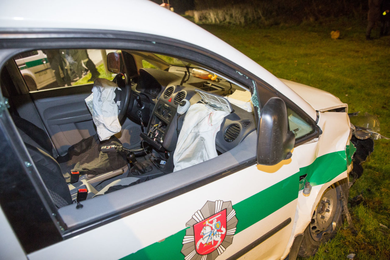 Neblaivus vairuotojas Kelmėje trenkėsi į du policijos automobilius, sužeidė pareigūnus