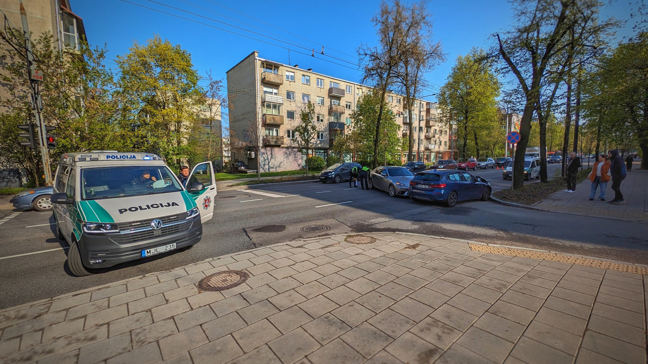 Vilniuje susidūrė „Lexus“ ir BMW: vairuotojai „šokas“, sustojo net troleibusai