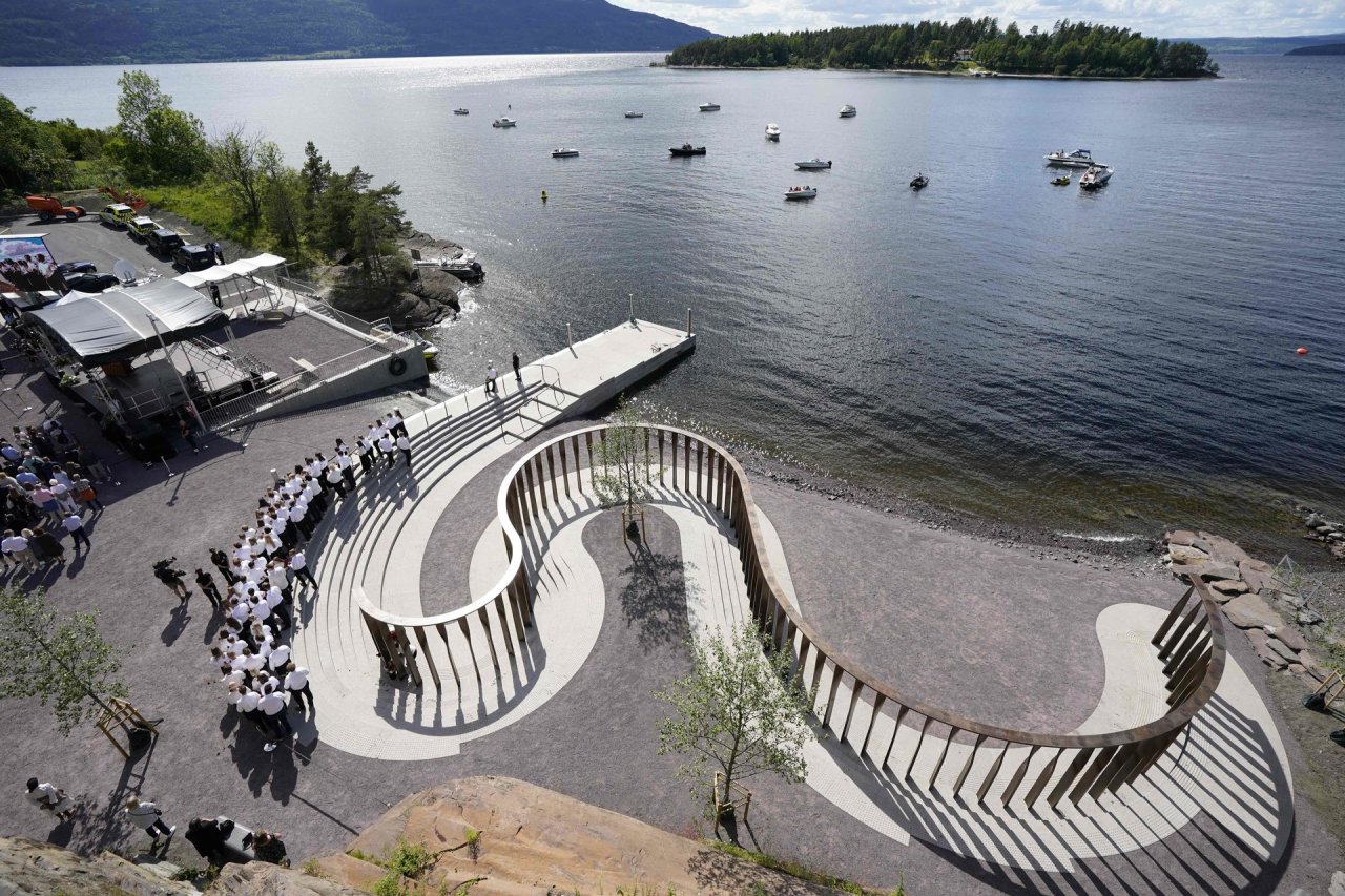 Norvegijoje atidarytas memorialas žudynių Utiojoje aukoms atminti