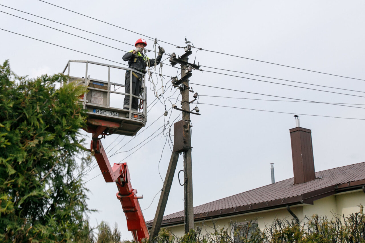 „Nutrūko ir kibirkščiuoja“: sunkvežimio avarija dalį miestelio paliko be elektros