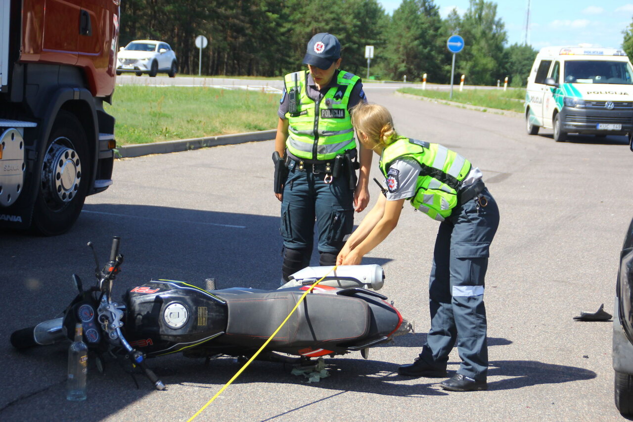 Kupiškio rajone automobilis susidūrė su motociklu: motociklininkas atsidūrė ligoninėje