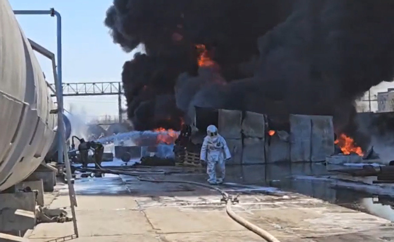 Milžiniškas gaisras Rusijos Omsko naftos bazėje: gesino net specialieji traukiniai
