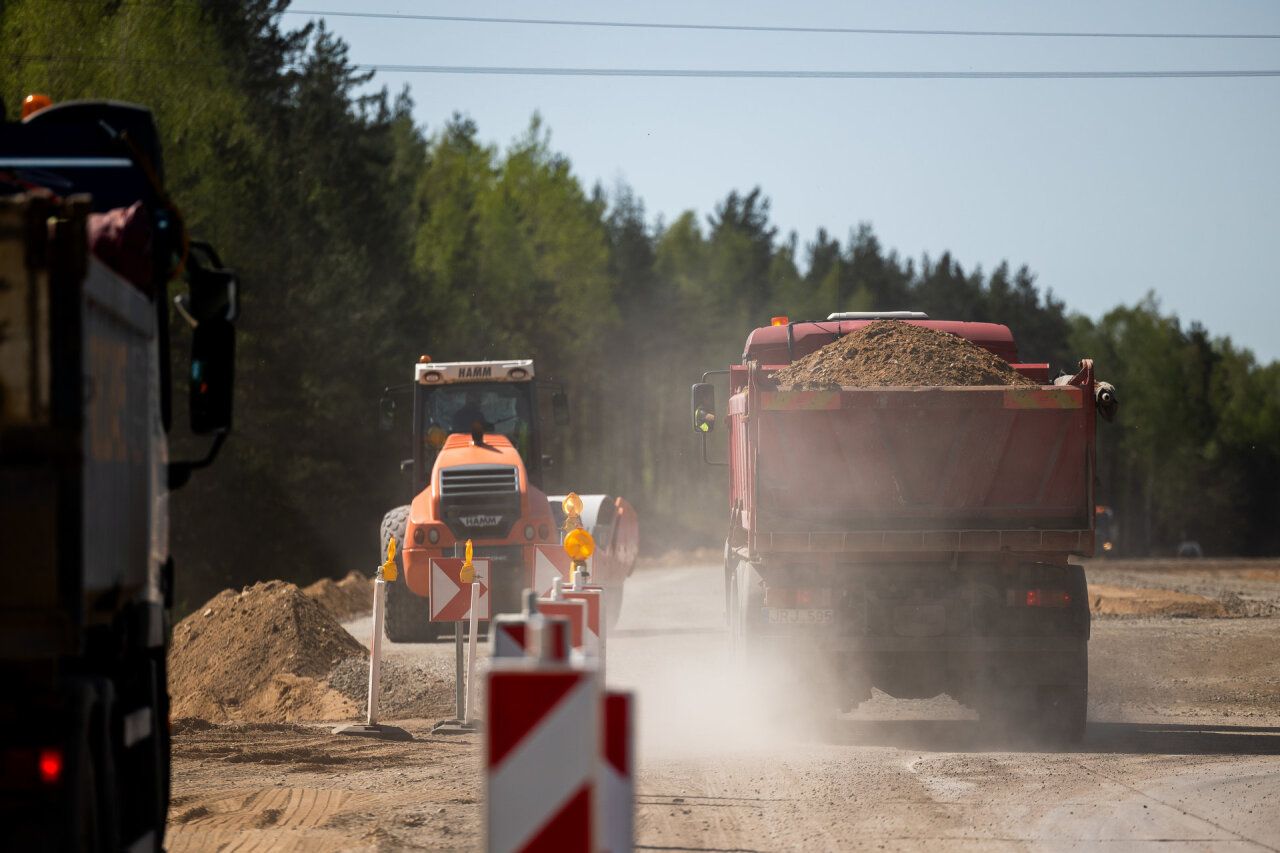 Kaune degė kelininkų įranga, sužeistas jaunas darbuotojas