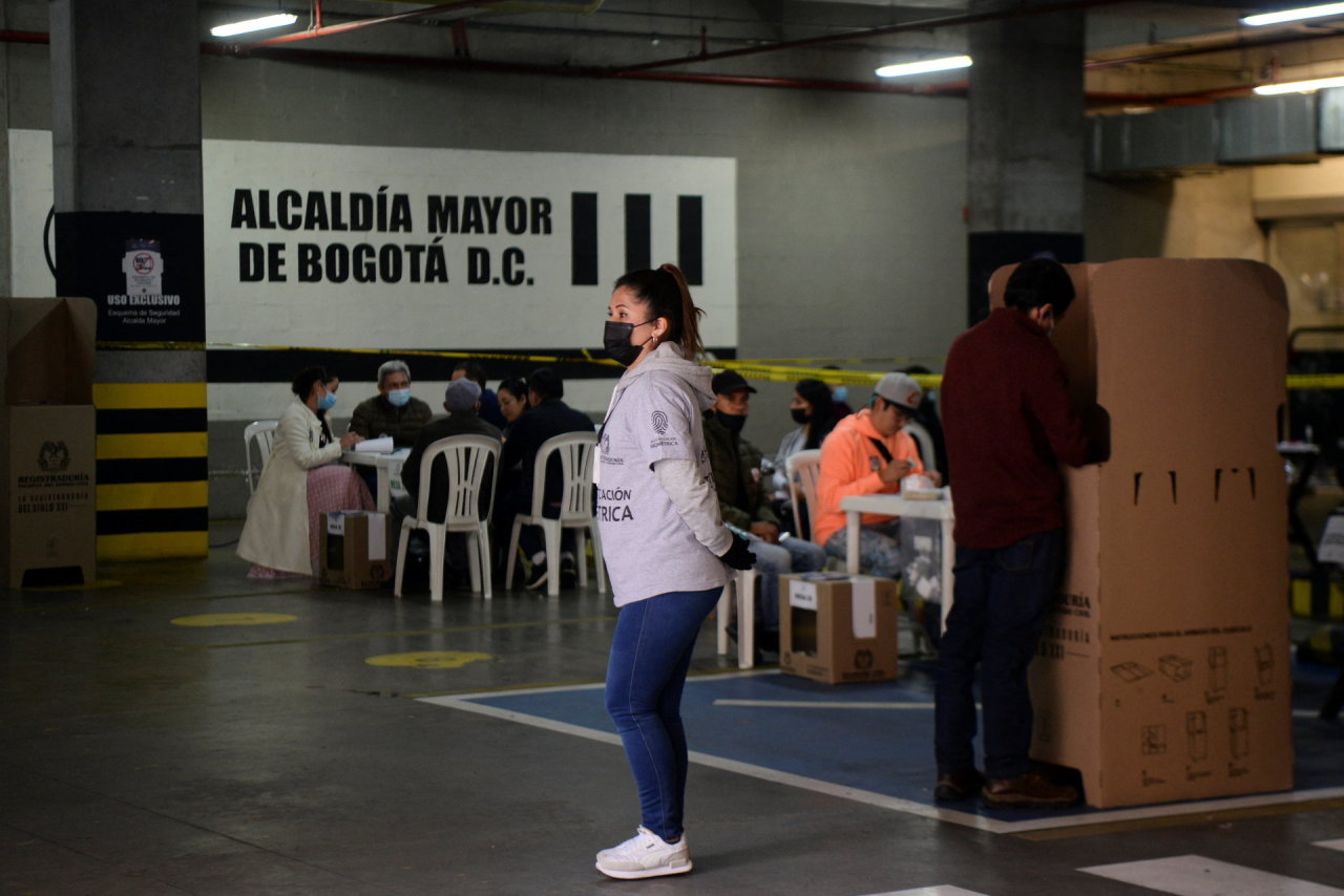 Kolumbijoje rinkėjai patraukė prie balsadėžių prezidento rinkimų antrajame rate