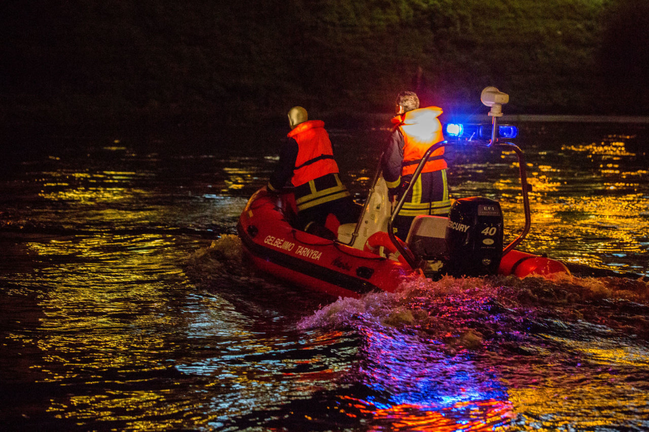 Naktį išvydo Neryje, 20 metrų nuo kranto, už medžio šakos besilaikantį vyrą