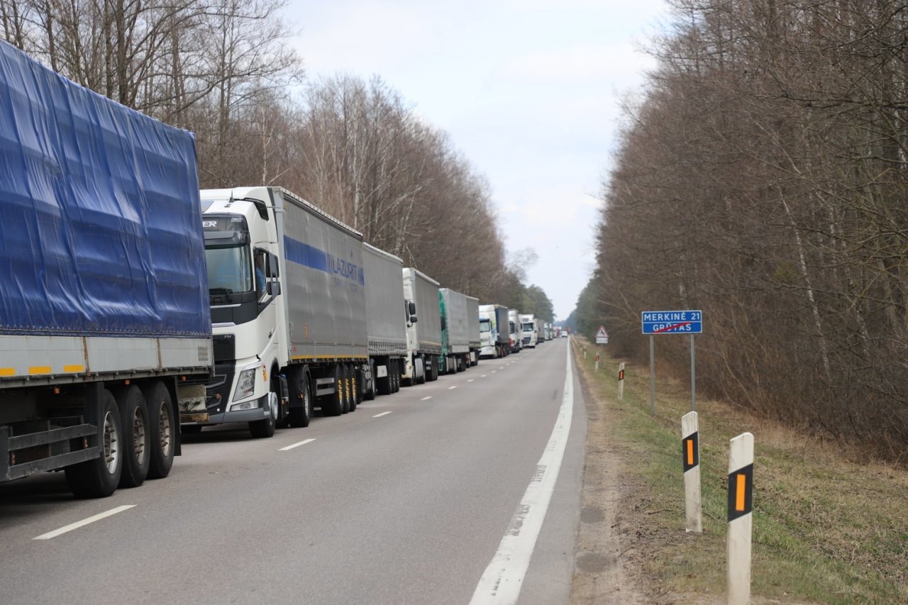 Į Baltarusiją važiuojantys vilkikai užkimšo kelią į Druskininkus: savivaldybė imasi veiksmų