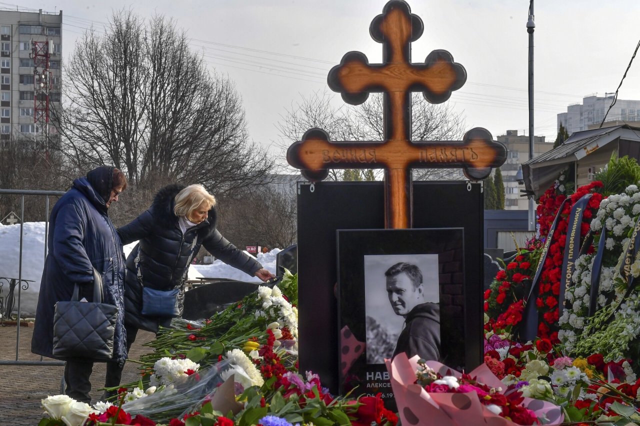 Režimas keršija: A.Navalno laidotuvių pamaldas vedęs kunigas sulaukė bausmės