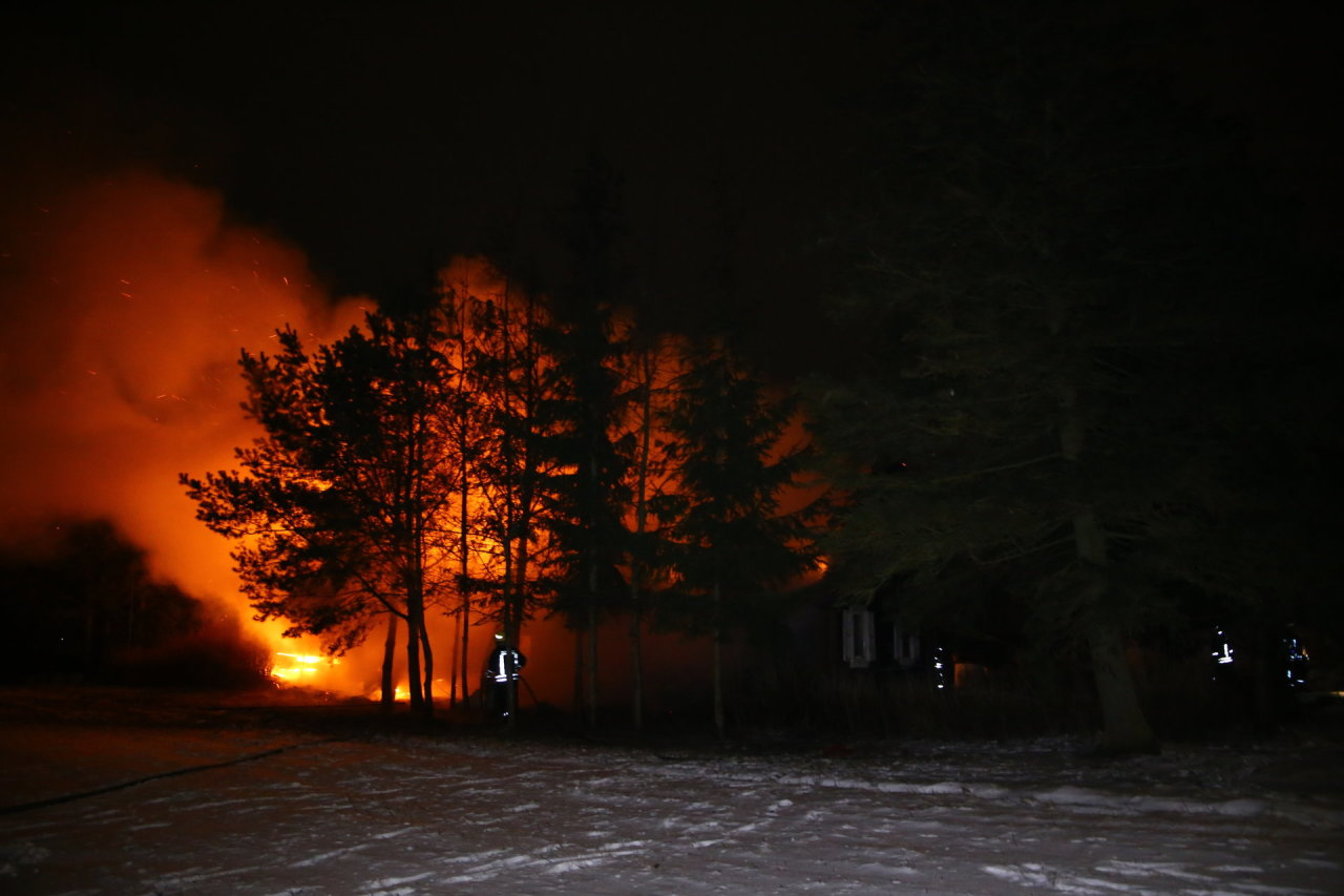 Klaipėdos rajone ugnies liežuviai rijo namą