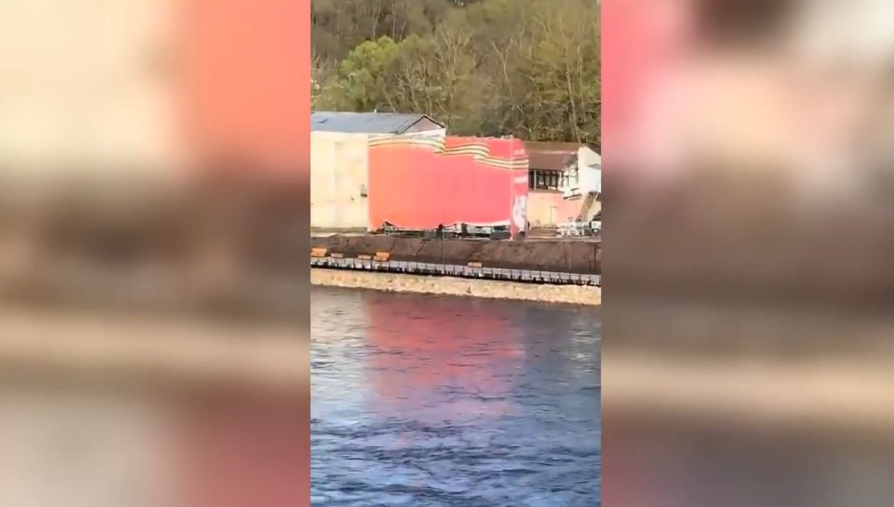 Rusai ruošia provokaciją, estai jau parengė atsakymą – transparantą „Putinas – karo nusikaltėlis“